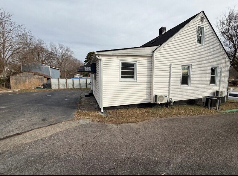 Building Photo - 775 Melrose Ave