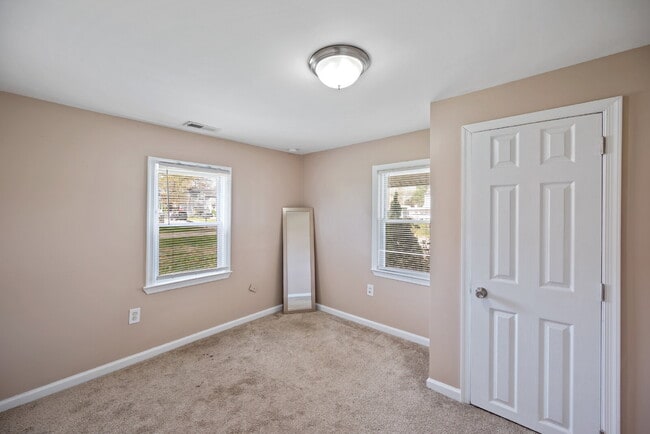 Building Photo - CHARMING 3 BEDROOM 1 BATH NEAR LITTLE CREEK & SHORE DR