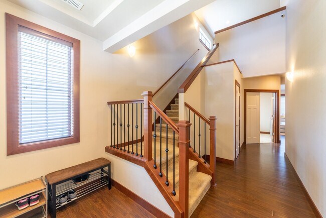 Building Photo - Large and Luxurious 2013 Built Home!