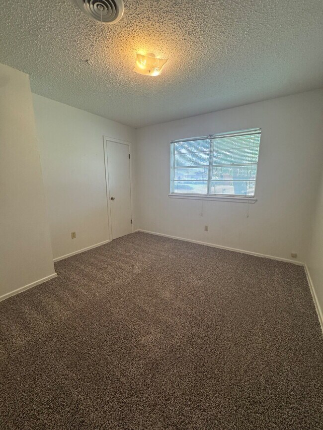 Building Photo - Charming 3-Bedroom Home with Spacious Layo...