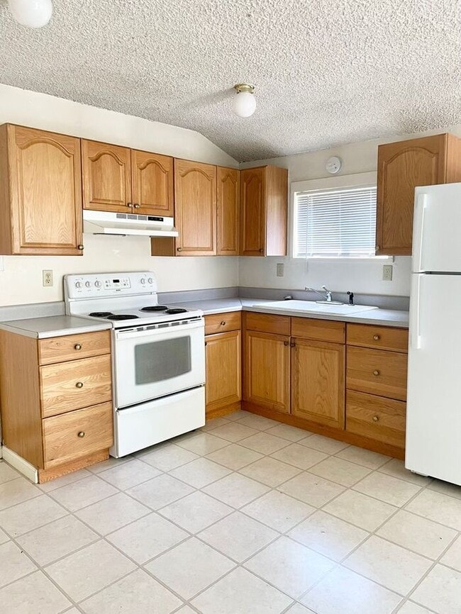 Building Photo - $1,550 Monthly, Studio apartment walking distance to down town Santa Rosa