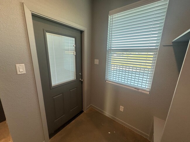 Building Photo - AVAILABLE NOW!