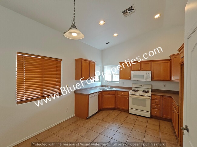 Building Photo - 10429 E Oakbrook St