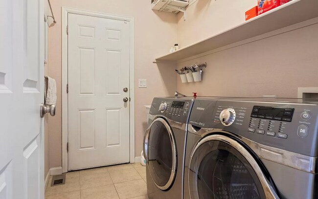 Building Photo - Huge room in a large shared home, private ...