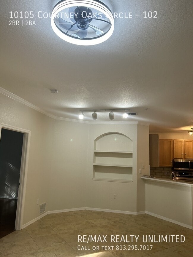 Building Photo - 10105 Courtney Oaks Cir