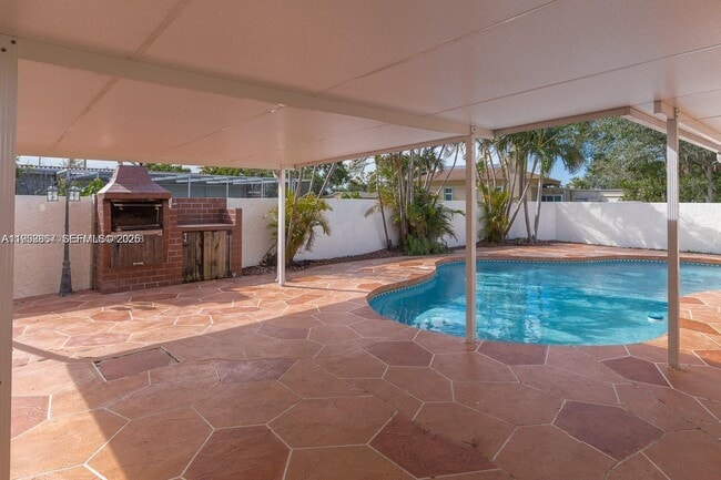 Building Photo - 5520 Hayes St