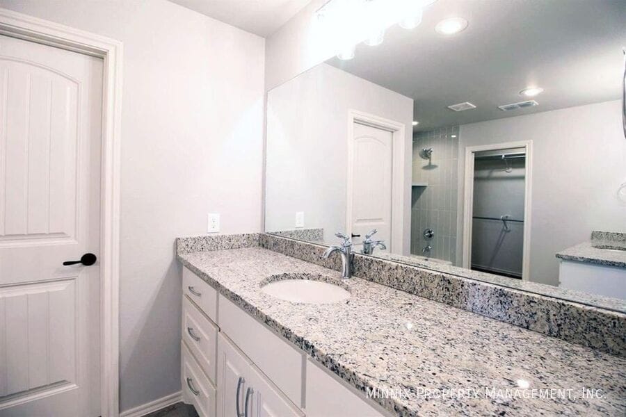 Building Photo - 5840 Lehigh St