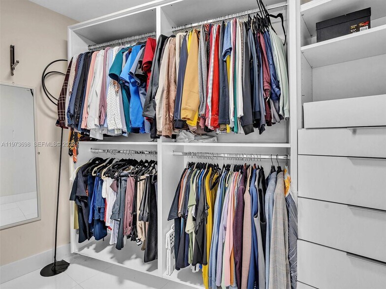 Building Photo - 2020 N Bayshore Dr