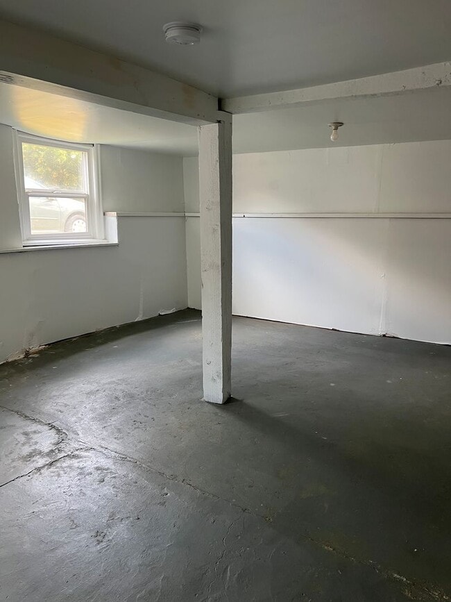 Building Photo - 3 Bedroom Greenwood Home!