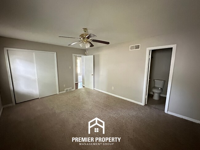 Building Photo - Move-In Ready 3BR Home in 38141 - Sunny Bay Window, Attached Garage & Fenced Yard