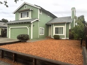Building Photo - Beautifully Refreshed Home in a Family Neighborhood