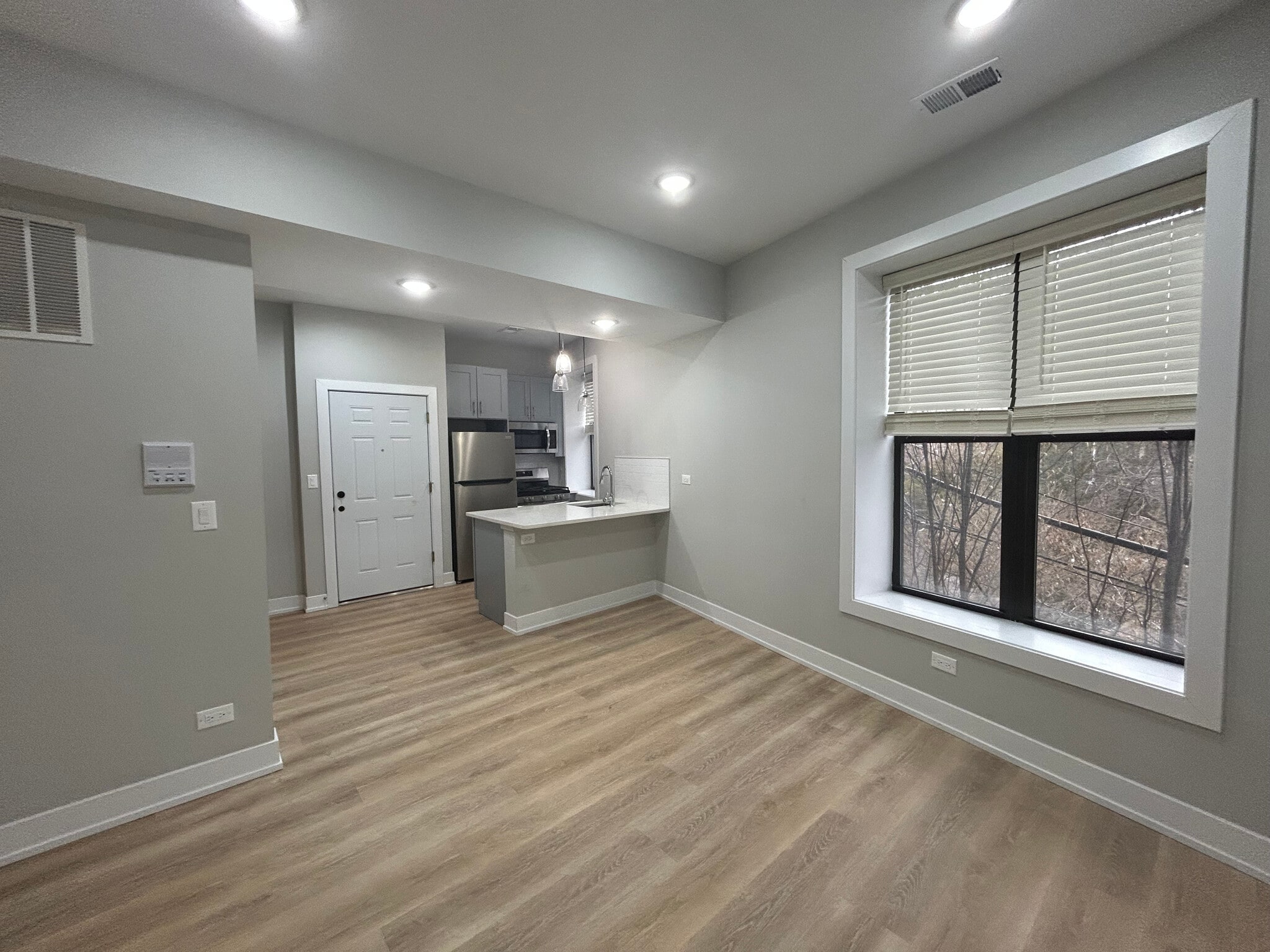 Building Photo - 423 W Belden Ave