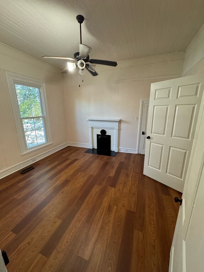 Building Photo - 527 E Cambridge Ave