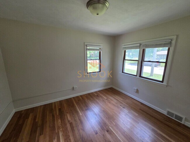 Building Photo - GORGEOUS ALL BRICK HOME CLOSE TO CAMPUS
