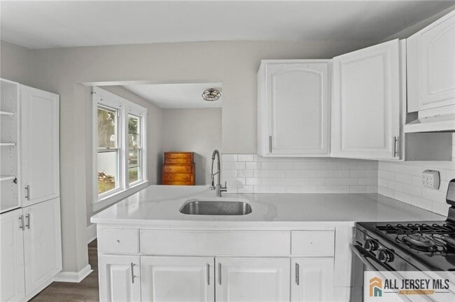 Building Photo - 56 Caroline Ave