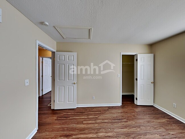 Building Photo - 900 Suntree Dr