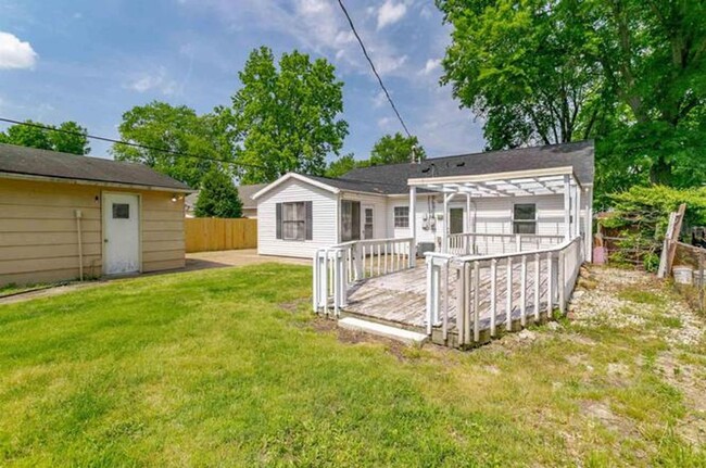 Building Photo - Charming house near IVY Tech