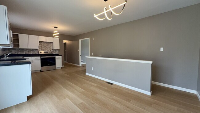 Building Photo - Beautifully remodeled 3 bedroom, 1.5 bath home.