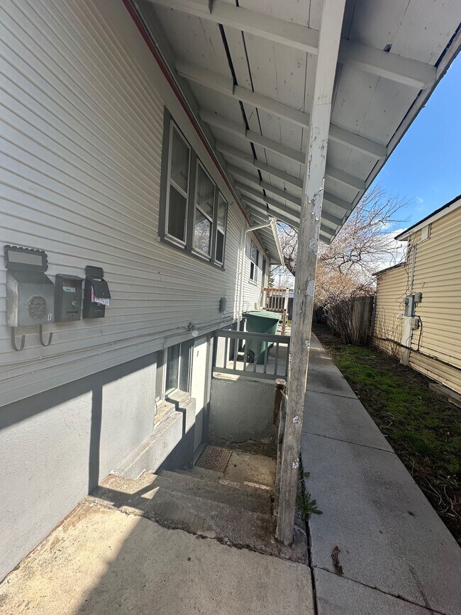 Building Photo - 928 N Garfield-3