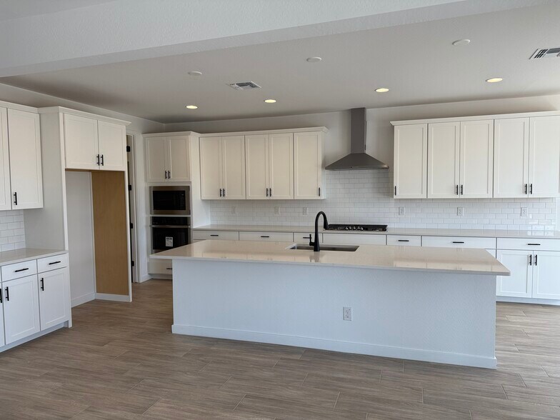 Gourmet Kitchen - 40563 W Michaels Dr