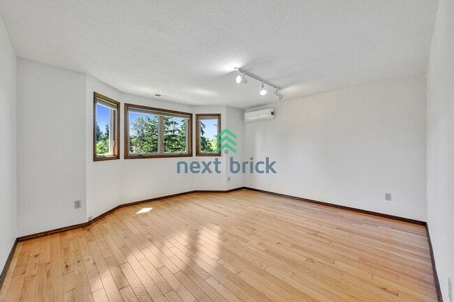 Building Photo - 4 BED & 2.5 BATH SINGLE FAMILY HOUSE FOR RENT