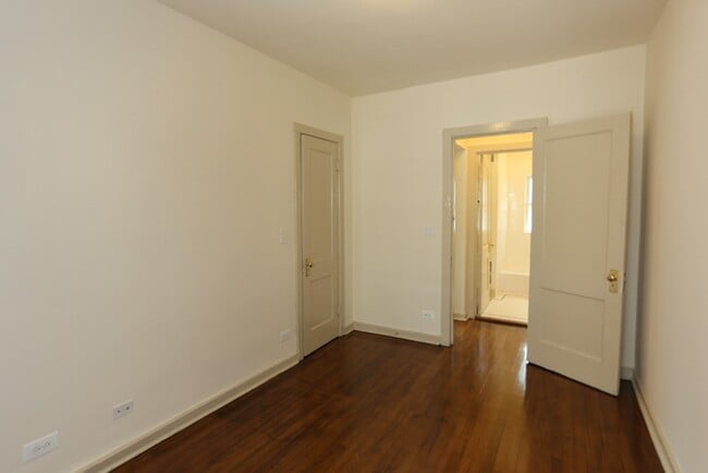 Building Photo - 4712 N Racine Ave