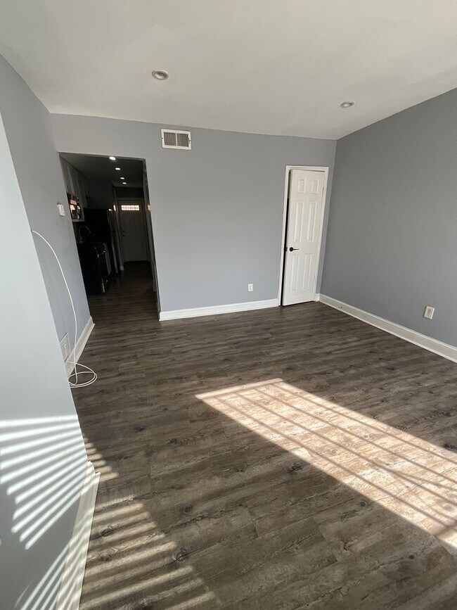 Building Photo - H St/Kingman Park - Renovated 1 bedroom