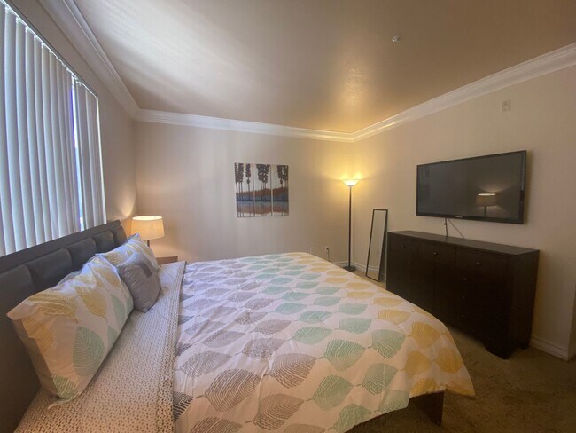 Building Photo - Long or short term available!  Live in luxury in this fully furnished 2 bedroom condo.