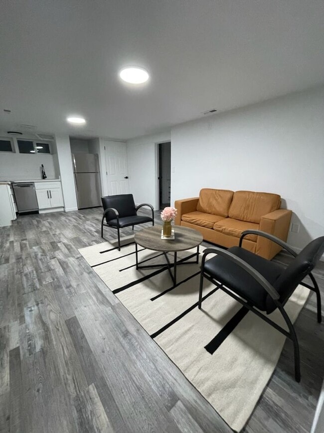 Building Photo - Room for rent near UP #1