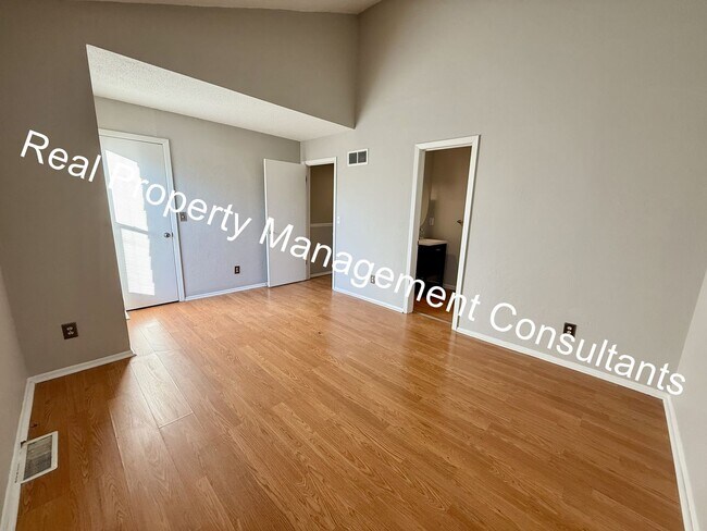 Building Photo - Updated 3-Bedroom Townhome Live Deposit Free with Obligo