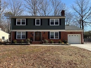 Building Photo - 4 Bedroom Home in Village Green.