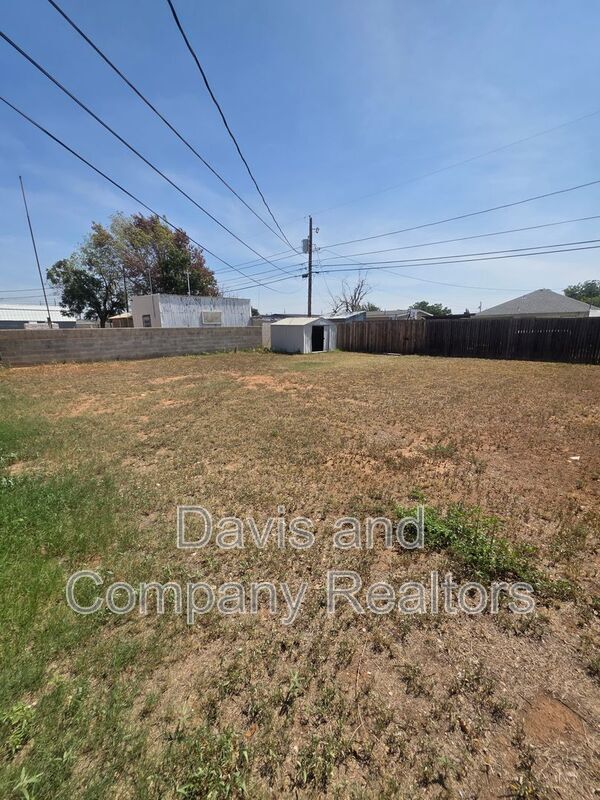 Building Photo - 707 Devonian Dr