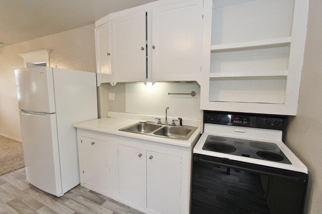 Building Photo - 815 E 1st St