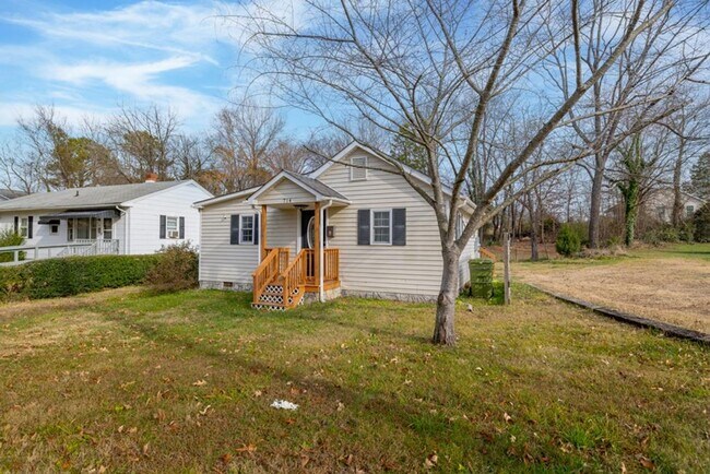 Building Photo - Updated 2-Bedroom Home Walking Distance to Longwood University!