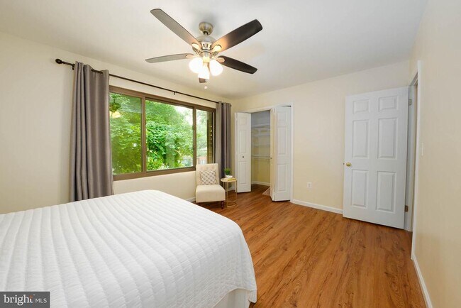 Building Photo - 1025 Commanders Way N