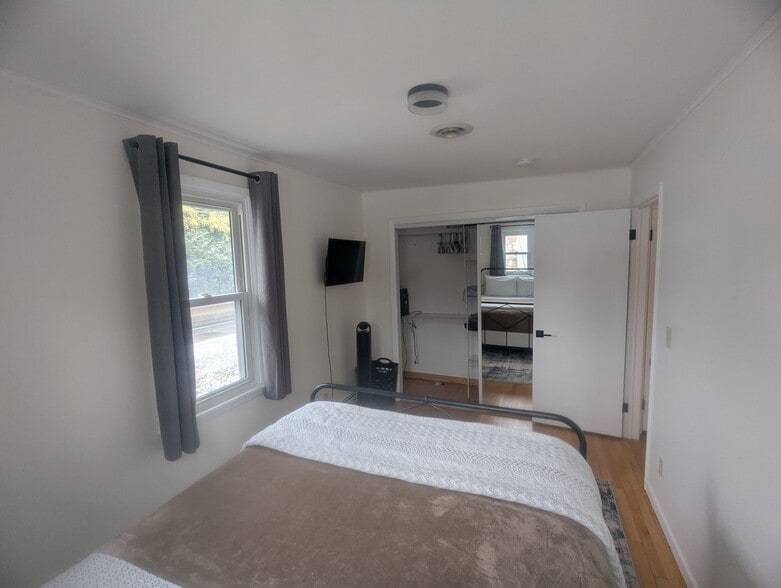 Building Photo - 212 Dewey St