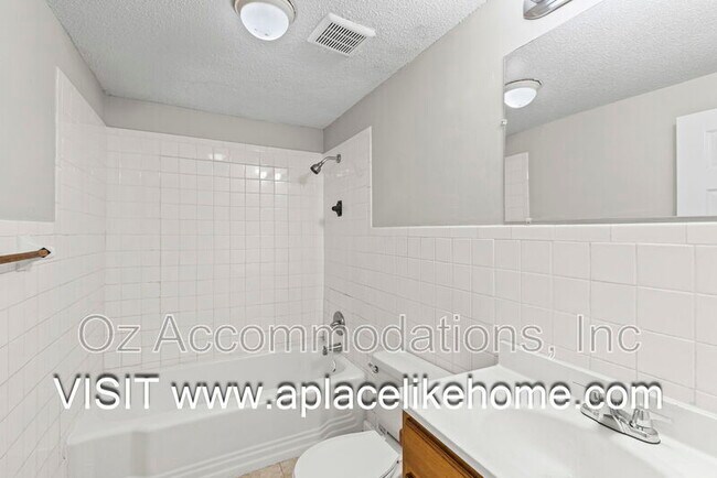 Building Photo - 2936 Stewart Ave