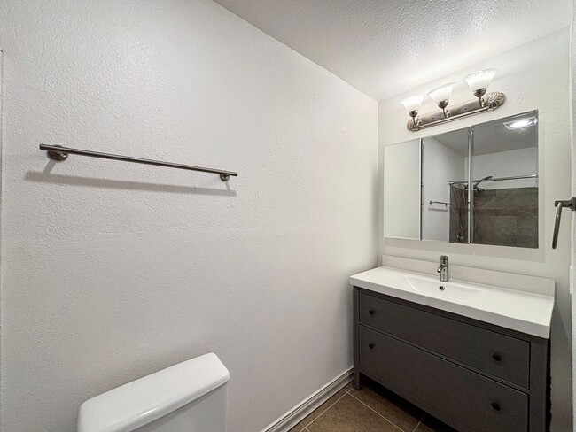 Building Photo - Upgraded 1B/1BA Condo in Spring Valley w/ ...