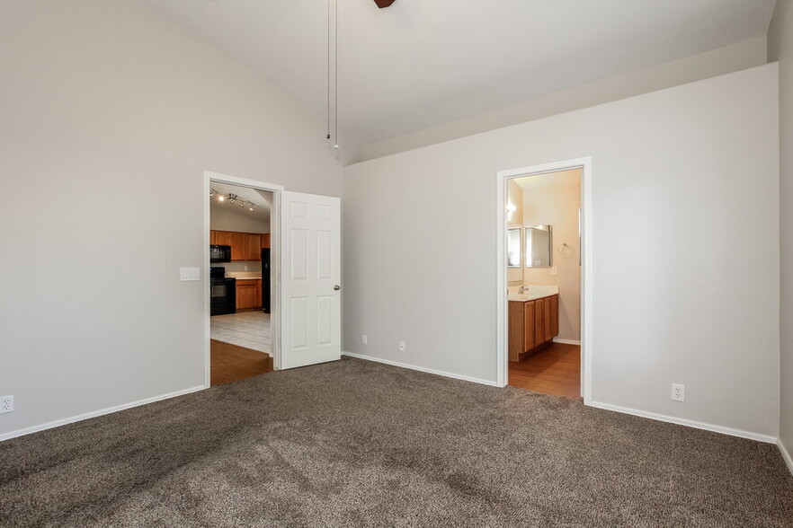 Building Photo - 3319 W Louise Dr