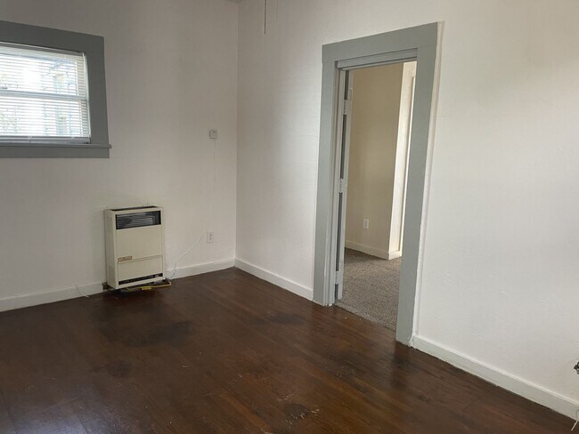 Building Photo - Walking Distance to Water Front- Multiple ...