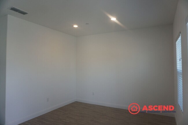 Building Photo - MOVE-IN SPECIAL: $500 Off Your First Month’s Rent! Beautiful home available in the desirable Goss...