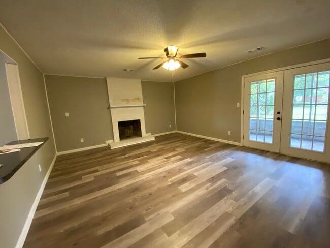 Building Photo - Remodeled 3bed/2bath house