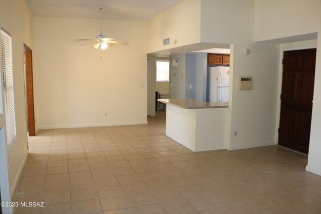 Building Photo - Super Northwest Location! Lovely spacious 3 bedroom, 2 bath home with large back yard