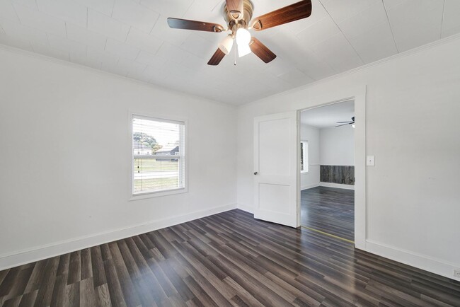 Building Photo - Wonderful Three Bed Two Bath Home in Stanf...
