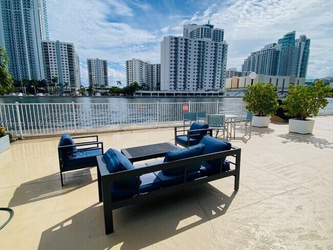 Building Photo - 800 Parkview Dr