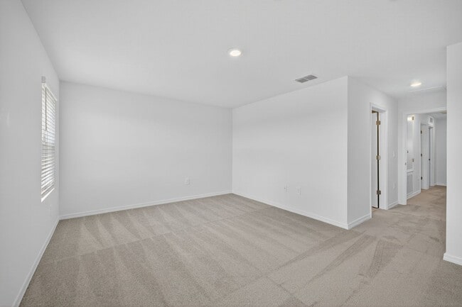 Building Photo - New 3 Bed Townhouse!