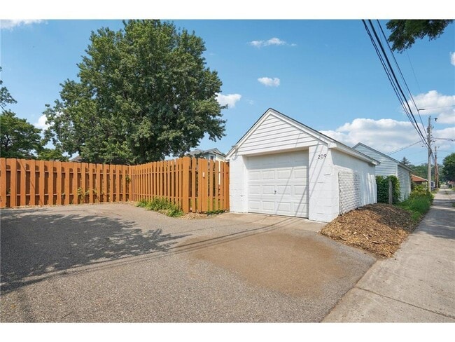 Building Photo - 209 8th Ave N