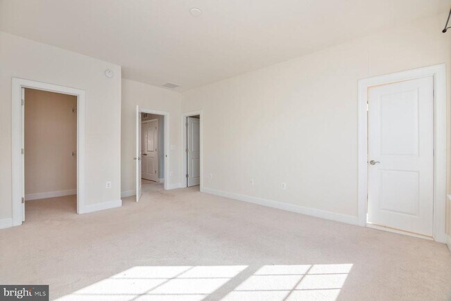 Building Photo - 8772 Elsing Green Dr