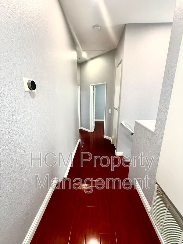 Building Photo - 301 N Navarette Pl