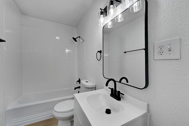 Building Photo - 8 bed 5 Bath house in center of West campus Pre Lease Aug 2026